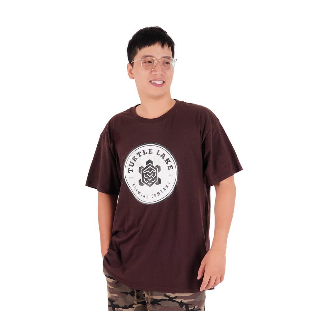 Áo thun nâu in logo tròn Turtle Lake Brewing Company — sản phẩm in DTG tại Startee