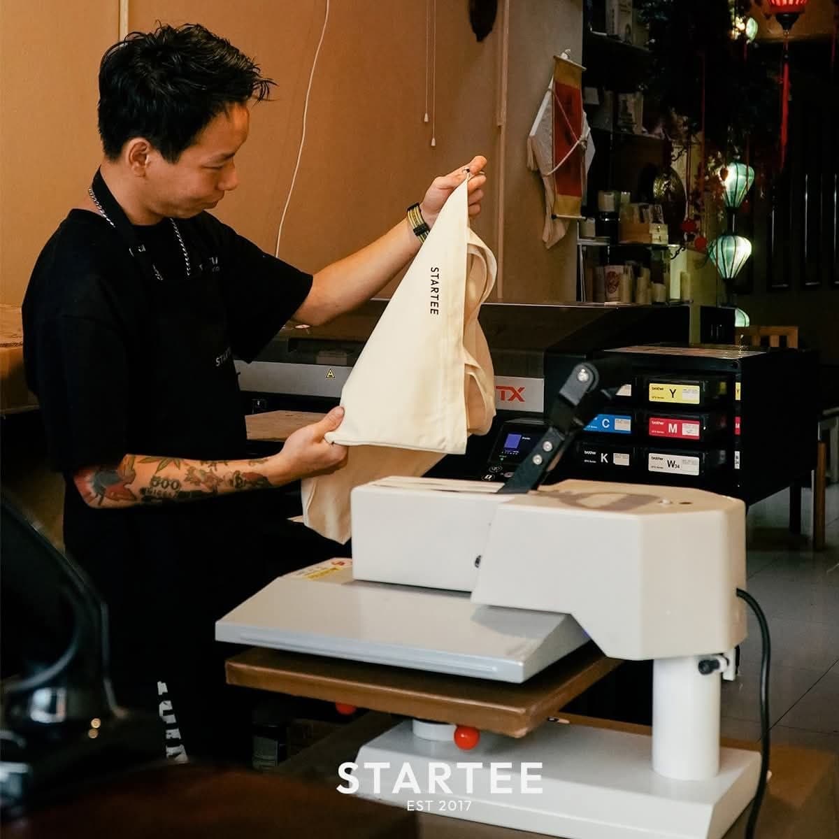 Nhân viên Startee kiểm tra túi tote vừa ép nhiệt tại xưởng